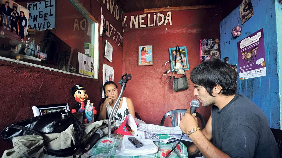 SIN INTERMEDIARIOS. Carlos conduce el programa de radio, con la ayuda de los psicólogos y de comunicadores de la Agencia de Prensa Alternativa.   LA GACETA / FOTO DE DIEGO ARÁOZ