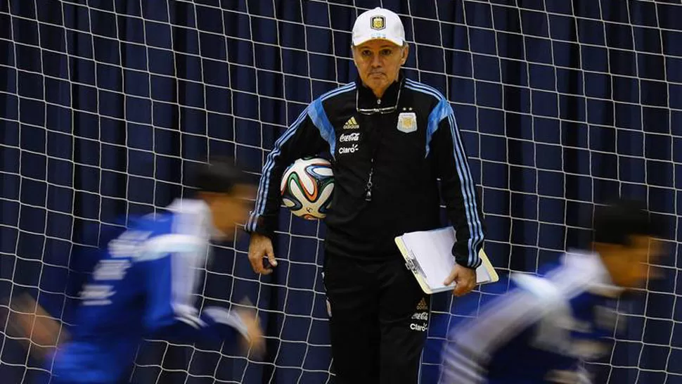 PENSATIVO. Sabella ya tiene el equipo para el Mundial. FOTO TOMADA DE CLARIN.COM