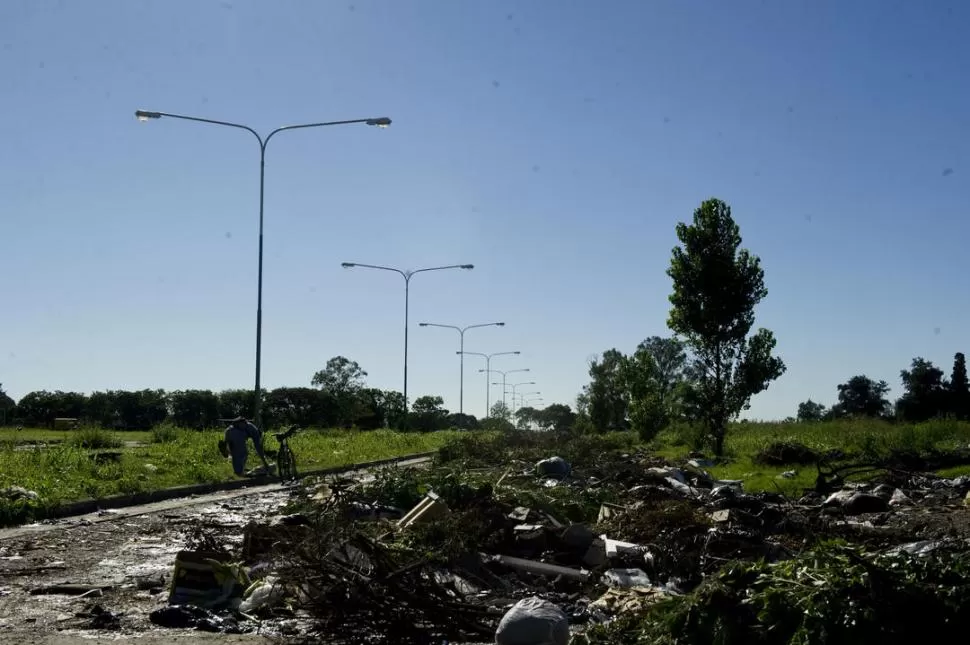 UNA MONTAÑA. Sobre calle Bolivia se concentra la mayor parte de la basura y de los escombros arrojados en el predio de Campo Norte. la gaceta / foto de jorge olmos sgrosso