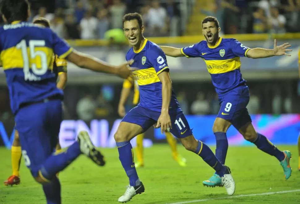 EL PRIMER GOLPE. Juan Sánchez Miño ya empujó hacia la red el pase de Cristian Erbes para marcar el primer gol de la victoria. Después llegó el broche de oro. 