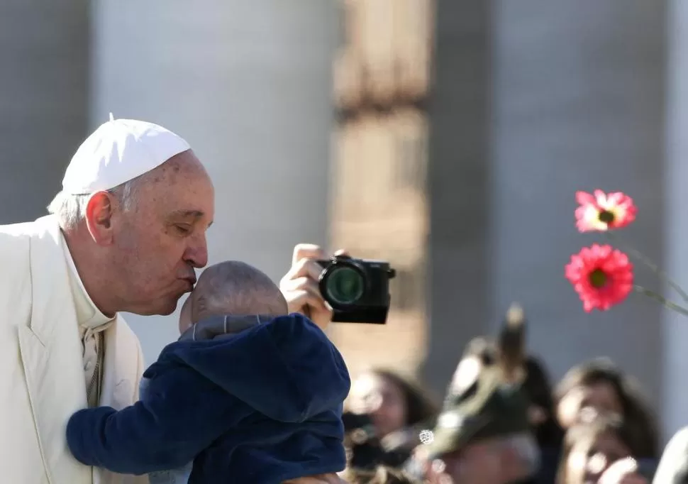 SENCILLO. “El Papa es un hombre que ríe, llora, duerme tranquilo y tiene amigos”, dijo sobre sí mismo. reeuters