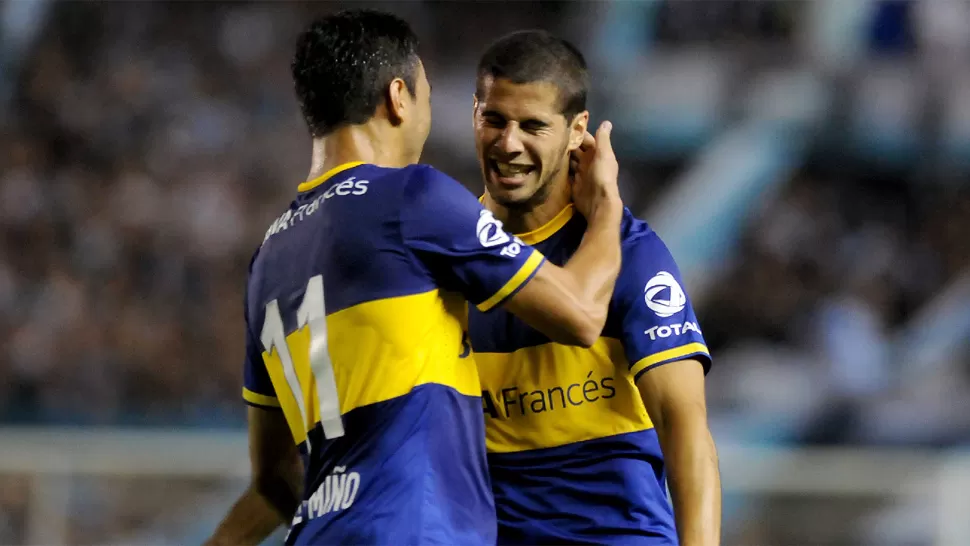 FESTEJO XENEIZE. Los boquenses celebran el gol anotado por Juan Sánchez Miño, a los 24 minutos, que le permite ir ganándole  a Racing por 1 a 0, al final del primer tiempo. DYN