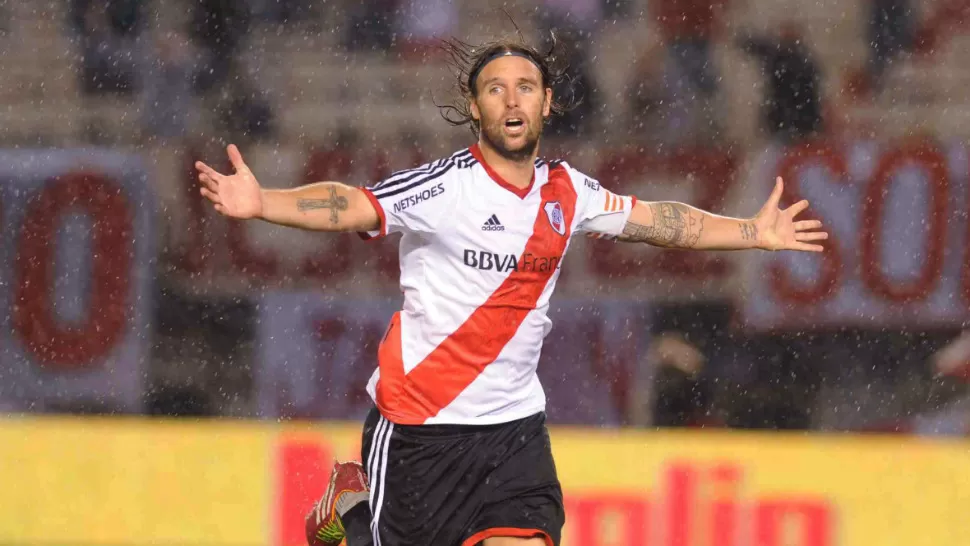 FESTEJO MILLONARIO. Fernando Cavenaghi celebra el gol anotado de penal, que le dio el triunfo a River sobre Arsenal, por 1 a 0. TELAM