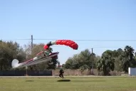 Una avioneta chocó a un paracaidista a punto de aterrizar y luego se estrelló
