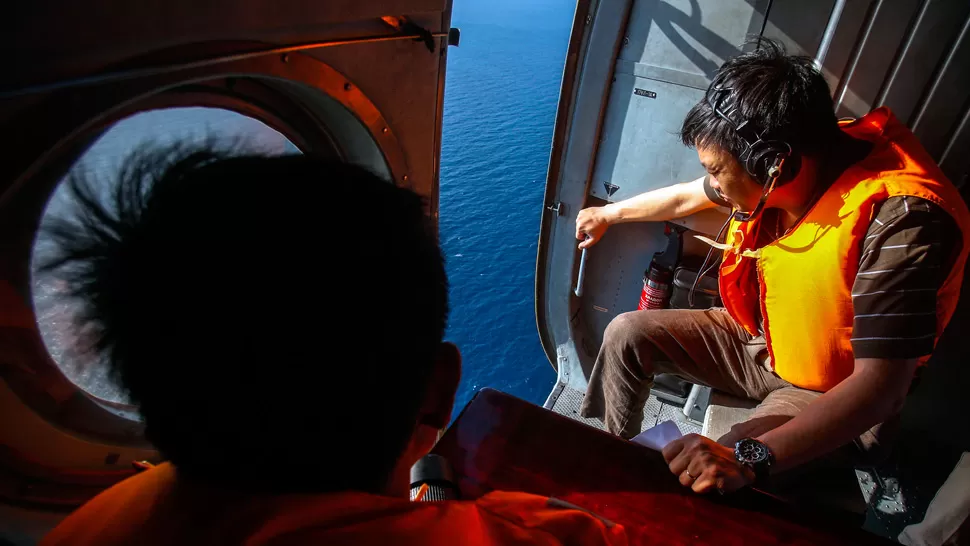 POR AIRE. Los rescatistas recorren diversas zonas para tratar de hallar rastos del la aeronave. REUTERS