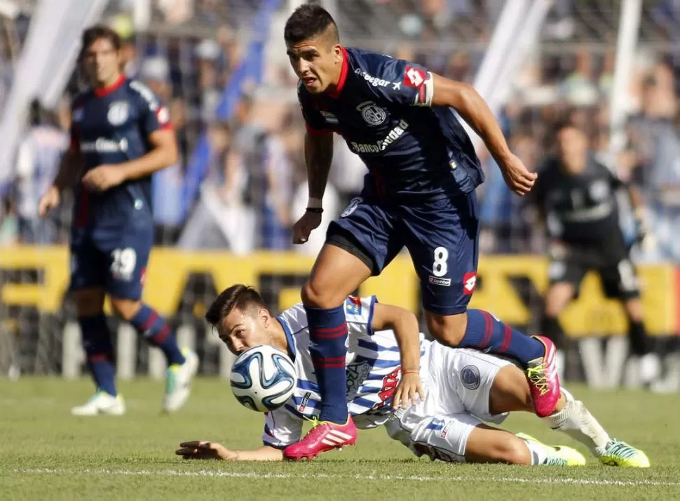 AL ATAQUE. Enzo Kalinski se lleva la pelota luego de superar a un jugador de Godoy Cruz. 