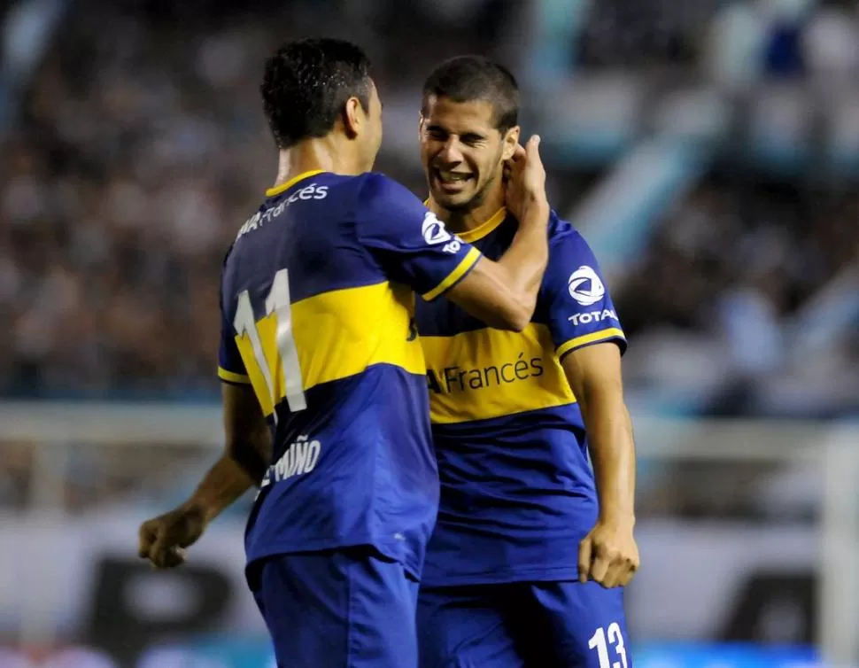 ABRAZO DE GOL. Sánchez Miño es saludado por Emiliano Insúa (13). El autor del gol venía de marcarle un tanto a Olimpo, en La Bombonera. 