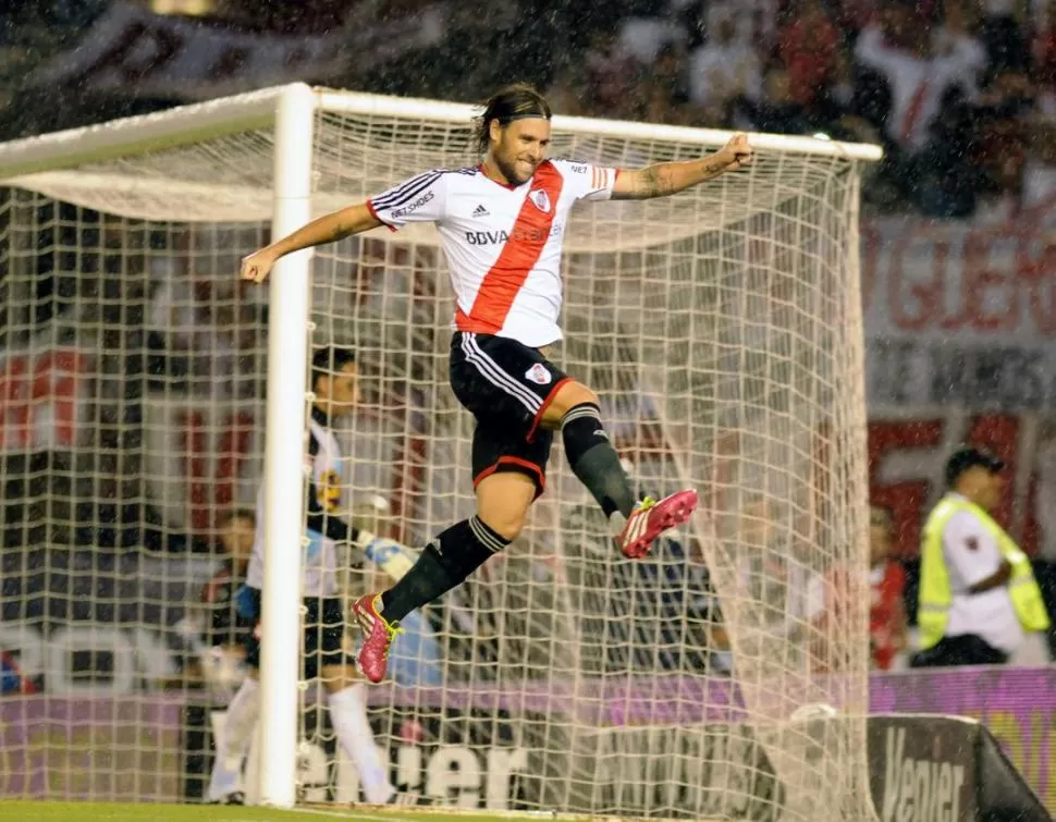 FESTEJO CON ALTURA. Cavenaghi pega un brinco luego de ejecutar impecablemente el penal. Fue gol y victoria para River. 