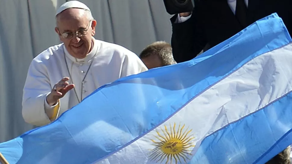 LA IGLESIA HA DE SALIR A LA CALLE Y MEZCLARSE CON LA GENTE. “Entre una Iglesia accidentada que sale a la calle y una Iglesia enferma de autorreferencialidad, no tengo ninguna duda: prefiero la primera”, dice francisco.