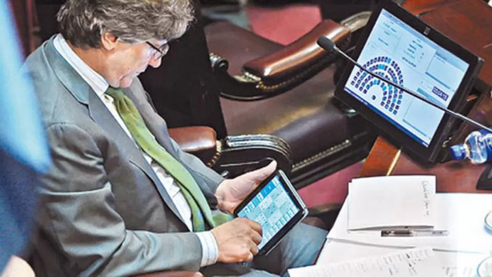 TABLETA EN MANO. Boudou fue fotografiado mientras jugaba en el Recinto. FOTO TOMADA DE CLARIN.COM