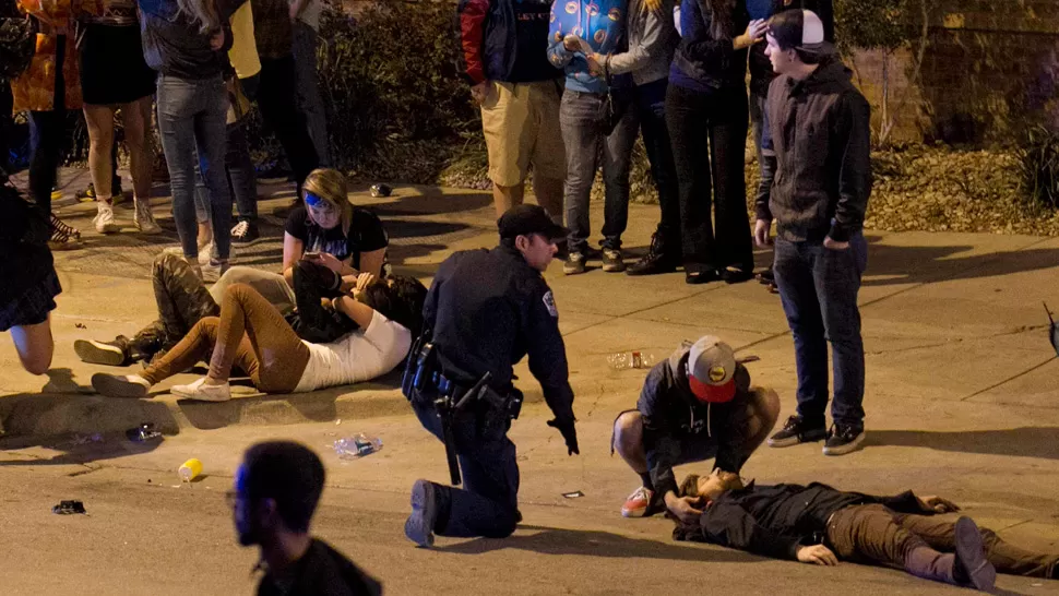 DESCONSUELO. Los presentes no pueden creer lo que pasó. REUTERS.