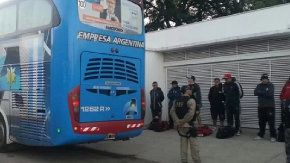 DEMORADOS. Los hinchas esperan al lado del colectivo. FOTO TOMADA DE ROSARIO3.COM