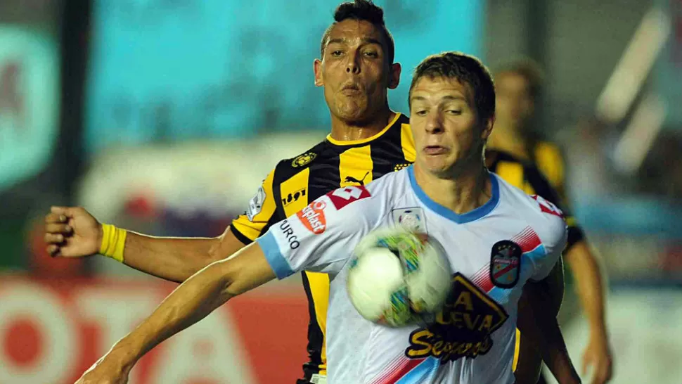 DE PECHITO. Arsenal le gana a Peñarol por 1 a 0, al final del primer tiempo, en uno de los partidos por la Copa Libertadores. TELAM