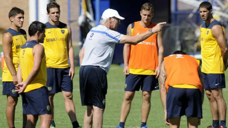 VARIANTES. El entrenador Carlos Bianchi paró en la práctica de fútbol al equipo titular de Boca Juniors que jugará el domingo ante Argentinos Juniors en la Bombonera, por la 8va. fecha del torneo Final.