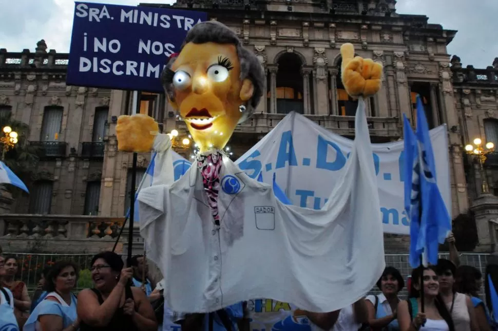 MARCHA y CARACTERIZACIÓN. Maestros protestaron anoche en la plaza. la gaceta / foto de inés quinteros orio