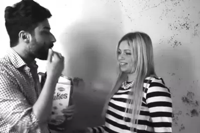 El primer beso entre extraños ya tiene sus parodias