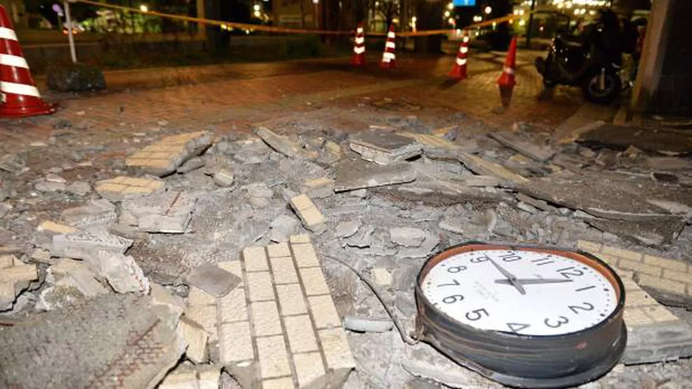 DESTROZOS. Varios inmuebles resultaron dañados por el movimiento telúrico. FOTO TOMADADA DE JTO.S3.AMAZONAWS.COM