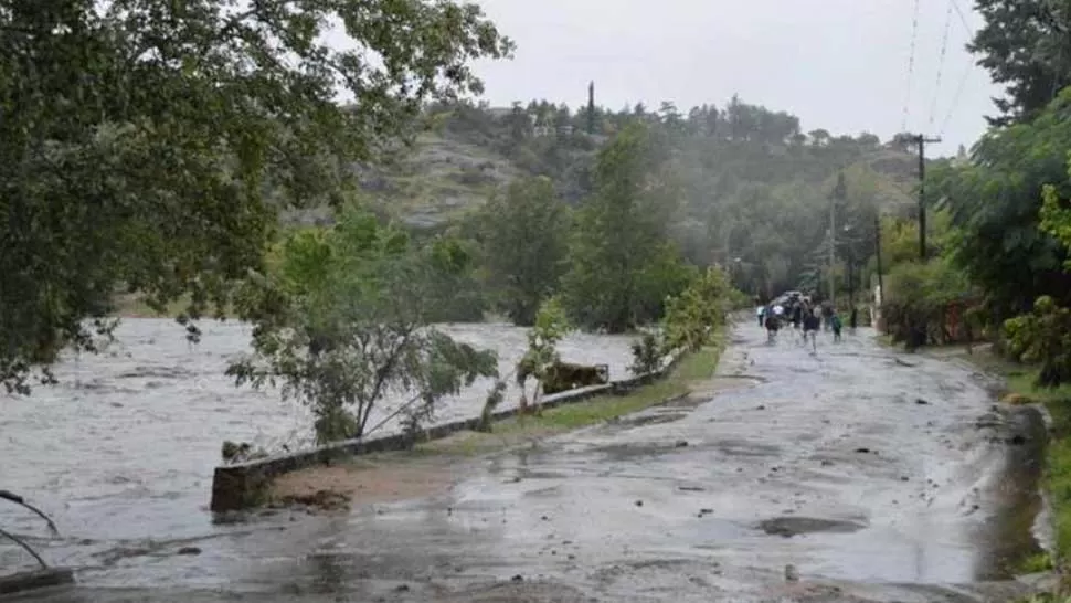 LLUVIAS. Debido a las precipitaciones, el desborde del cauce del arroyo afectó a centenares de personas. FOTO TOMADA DE LAVOZ.COM.AR