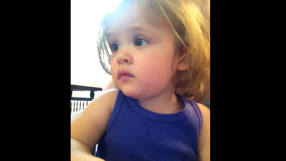 EMOCIONADA. La niña llora al escuchar la canción. CAPTURA DE VIDEO. 