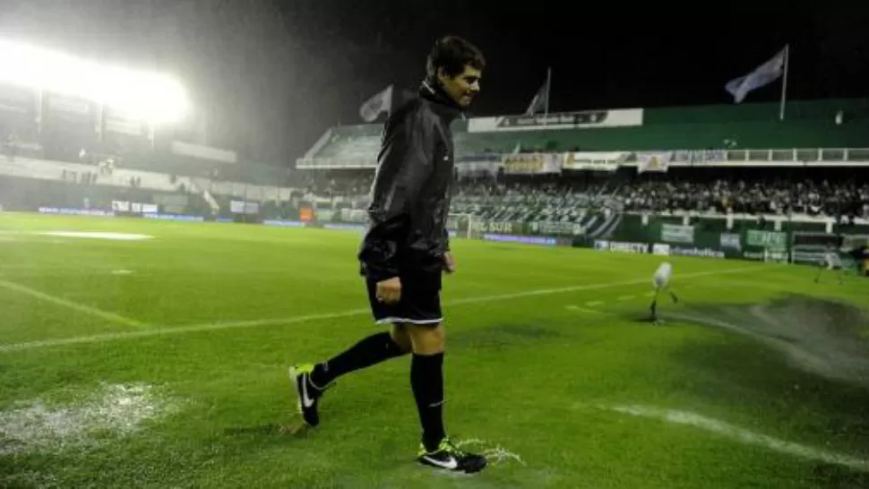 DECISION. Lamentablemente la lluvia hace imposible que se juegue, el agua tapa las líneas, explicó el juez Germán Delfino. El lunes se resolverá en AFA cuándo se podrá jugar.