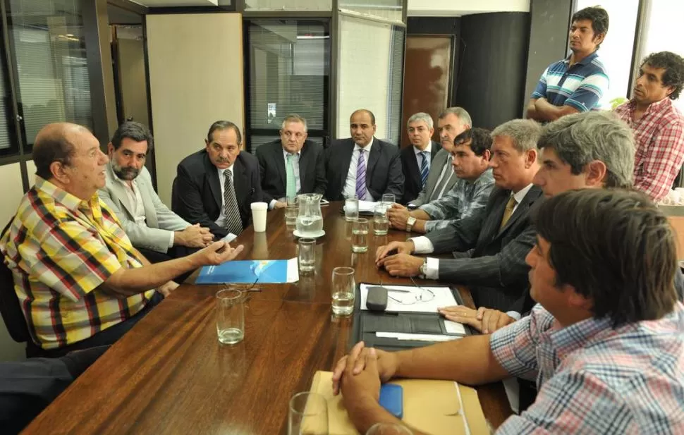 EN TRABAJO. Deibe (segundo de la izquierda) escucha el planteo tucumano. PRENSA Y DIFUSIÓN