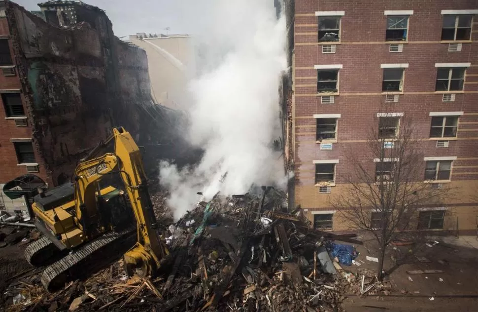 HARLEM ESTE. En donde estaban los edificios quedó el cráter que muestra la imagen. Todo es destrucción, muertes, heridos y desaparecidos. fotos reuters 