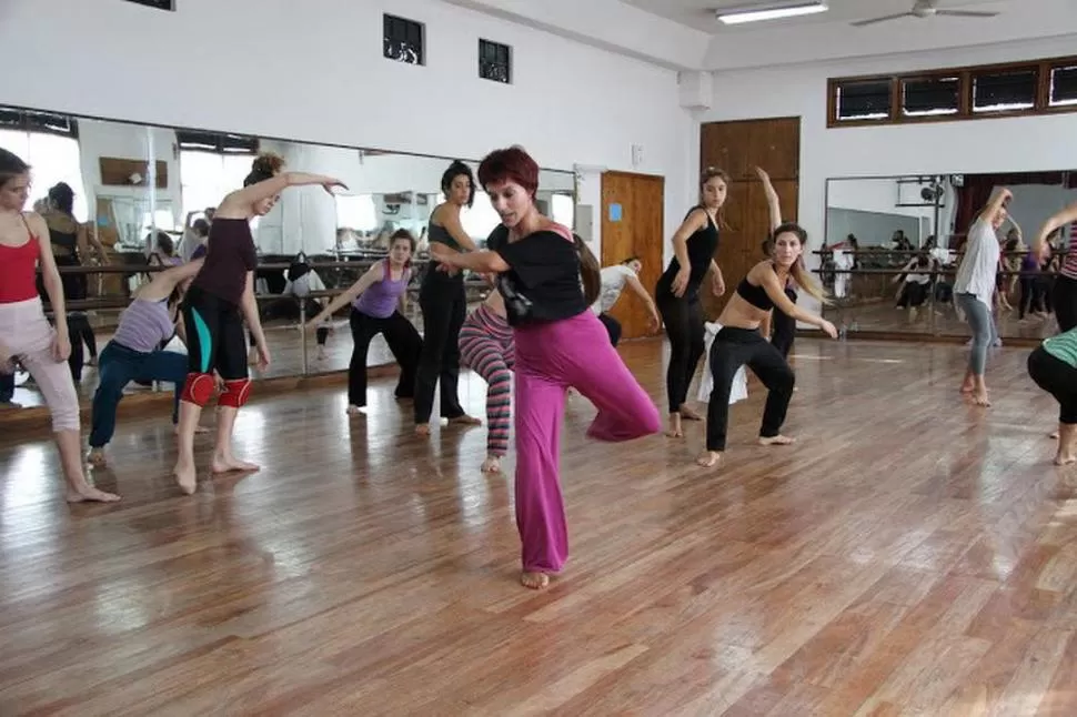 EN PLENA CLASE. Sabbag trabajó con grupos de hasta 30 bailarines en Mar del Plata. Participó además en foros con maestros de todo el país. fotos ente cultural de tucuman