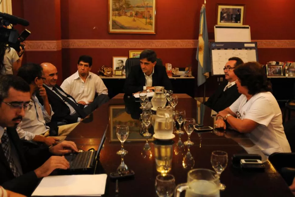 RONDA DE DIÁLOGO. Yedlin se reunió con seis gremios de la sanidad. la gaceta / FOTO DE INÉS QUINTEROS ORIO