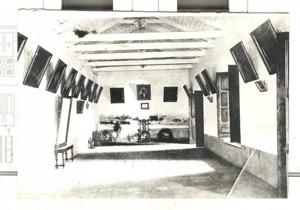 EL SALÓN DE LA JURA. En esta foto de comienzos del siglo XX, se perciben las paredes húmedas del histórico local. Aparecen colgadas las efigies de los congresales. la gaceta / archivo