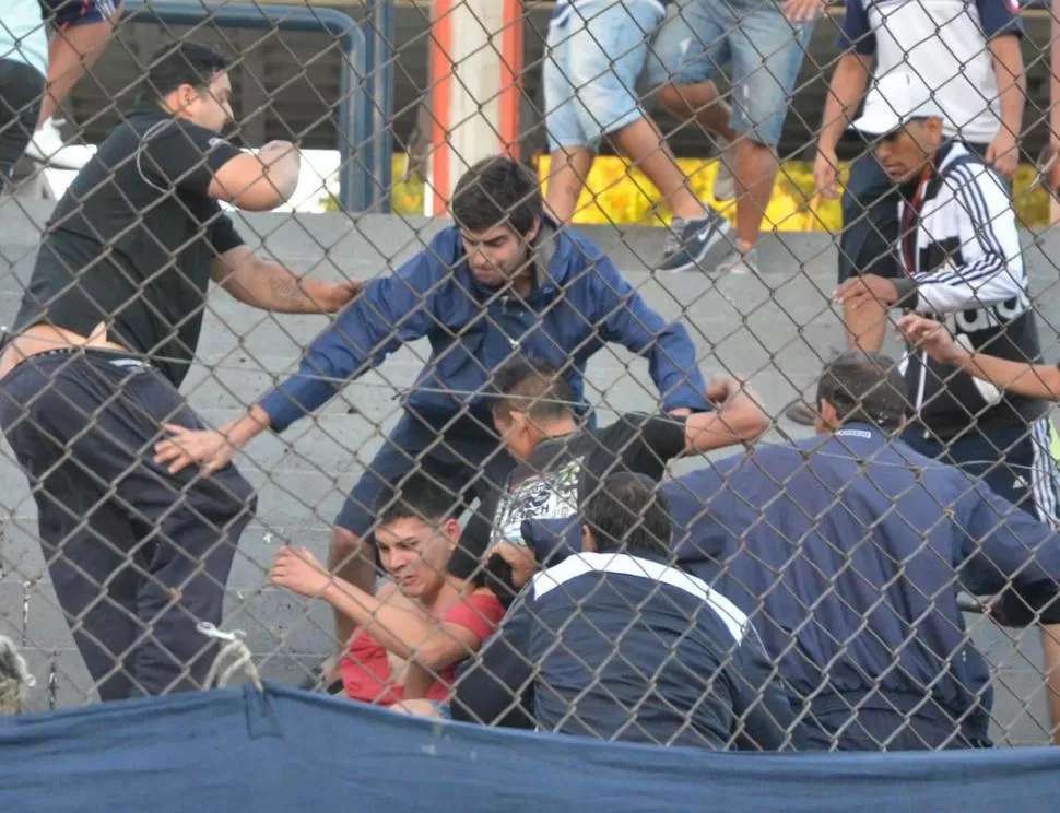 COMPLICÓ TODO. El salvaje enfrentamiento entre barras de Quilmes enfrió la entrega de entradas para el Mundial. 