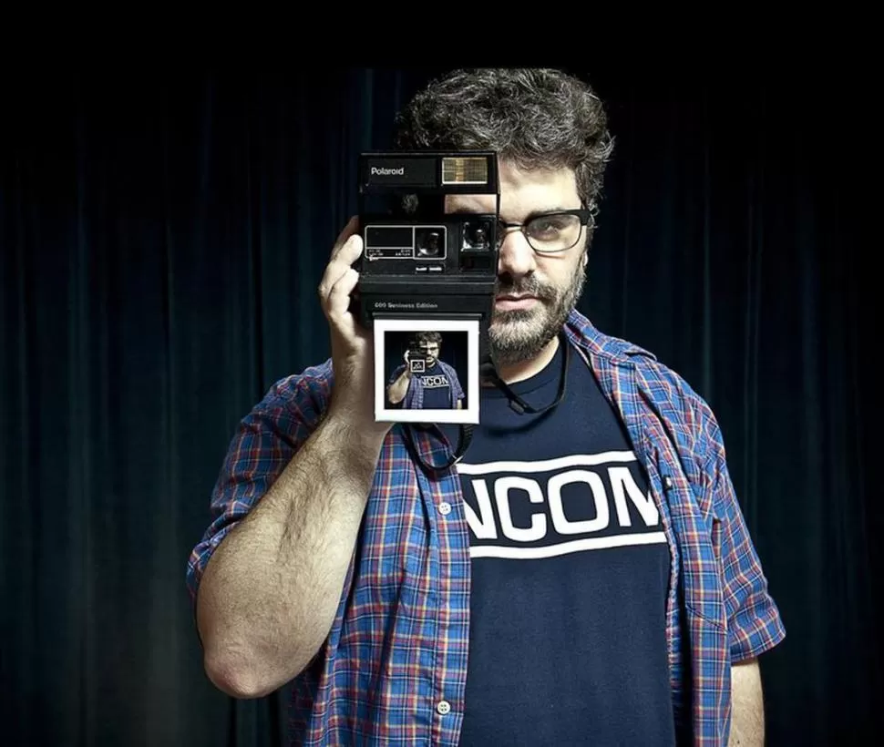 CÁMARA EN MANO. De Caro dirige, escribe y es conductor de radio. foto tiff