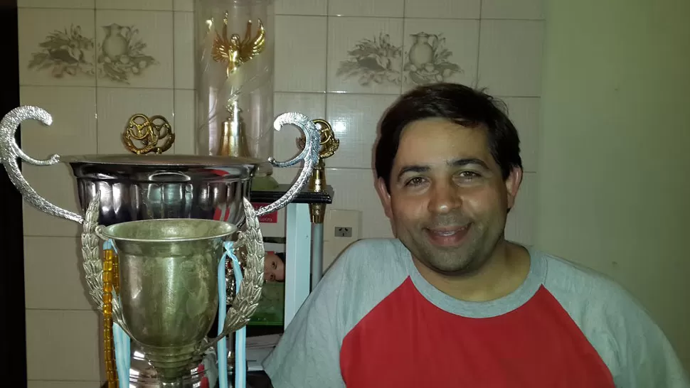 SONRIENTE. Lucas Mohamed posa con algunos de sus trofeos. LA GACETA / FOTO DE CARLOS WERNER