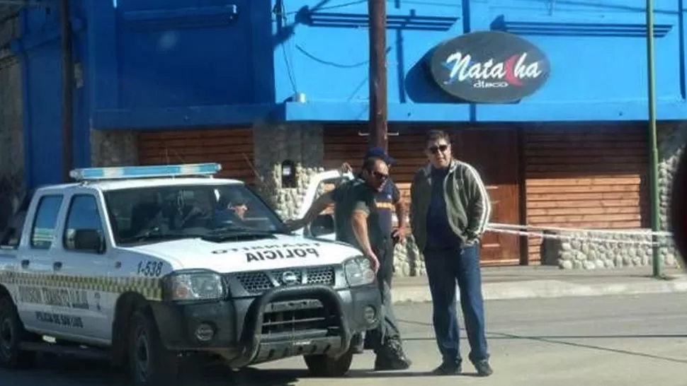 CONGOJA. Efectivos policiales en la puerta del bolcihe donde ocurrió el tiroteo. DyN