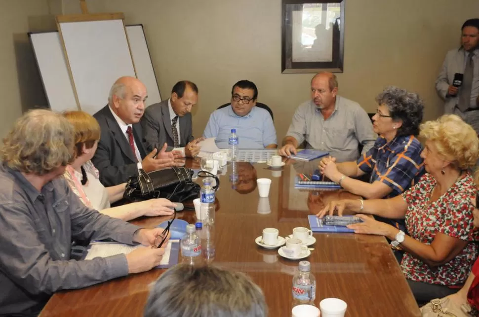 DIÁLOGO. Vázquez explica sus causas, lo oyen alumnos del EPAM, funcionarios provinciales, nacionales y de la UNT. la gaceta / foto de florencia zurita