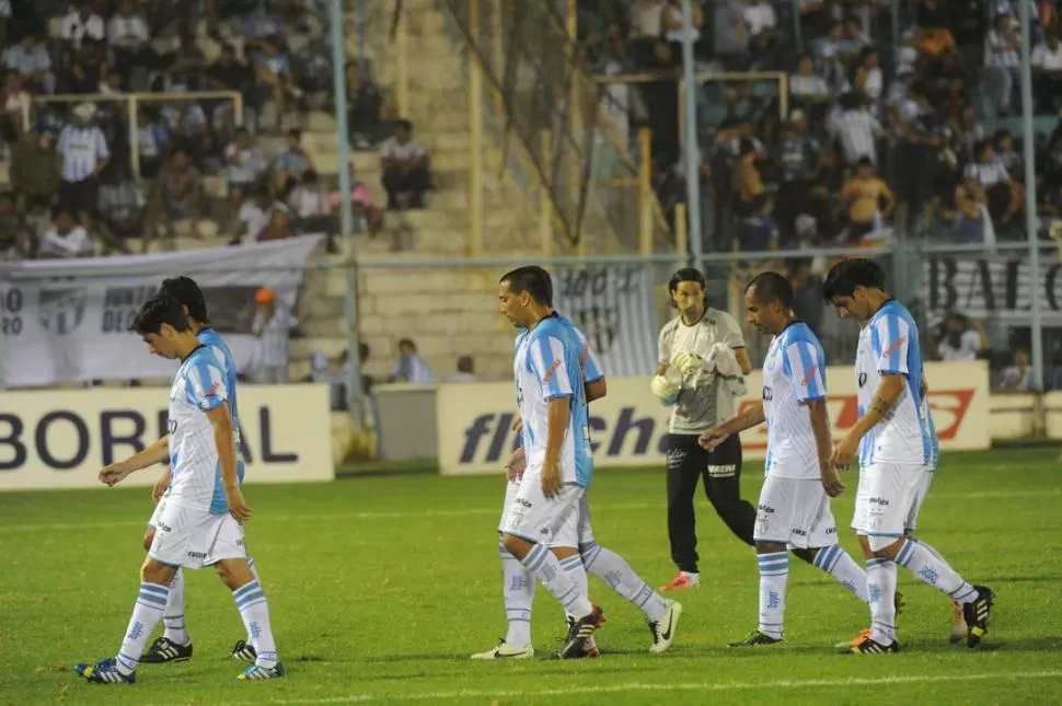 ¿Y AHORA? Eso parecen pensar los jugadores de Atlético. Luego del triunfo en Avellaneda el equipo no volvió a ser el mismo. 