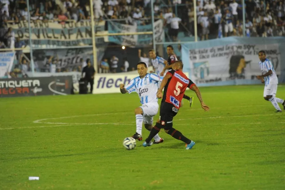 PARA EL OLVIDO. Roselli, que cierra a Brum, se equivocó feo en un pase corto a Lucchetti que terminó en el 2-1 de la visita. 