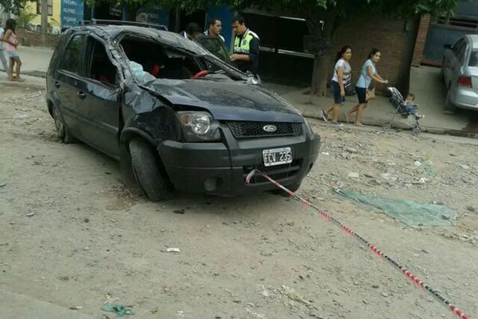 IMPACTO. Así quedó la camioneta en la que se accidentó Roldán. FOTO TOMADA DE TWITTER.COM/GRACIELAPRENSA