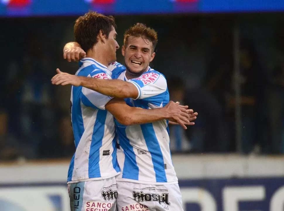 ABRAZO DE GOL. Los jugadores de Rafaela festejan el triunfo de local. 