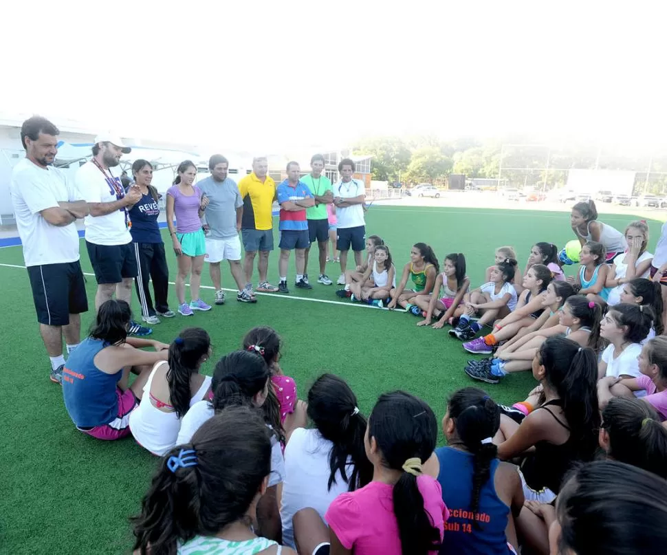 CON MUCHAS GANAS. Los seleccionados “naranjas” volvieron a la actividad con un ambicioso proyecto dirigido por Ariel Mairata (al centro con remera gris) y un grupo de entrenadores con vasta experiencia a nivel nacional. 