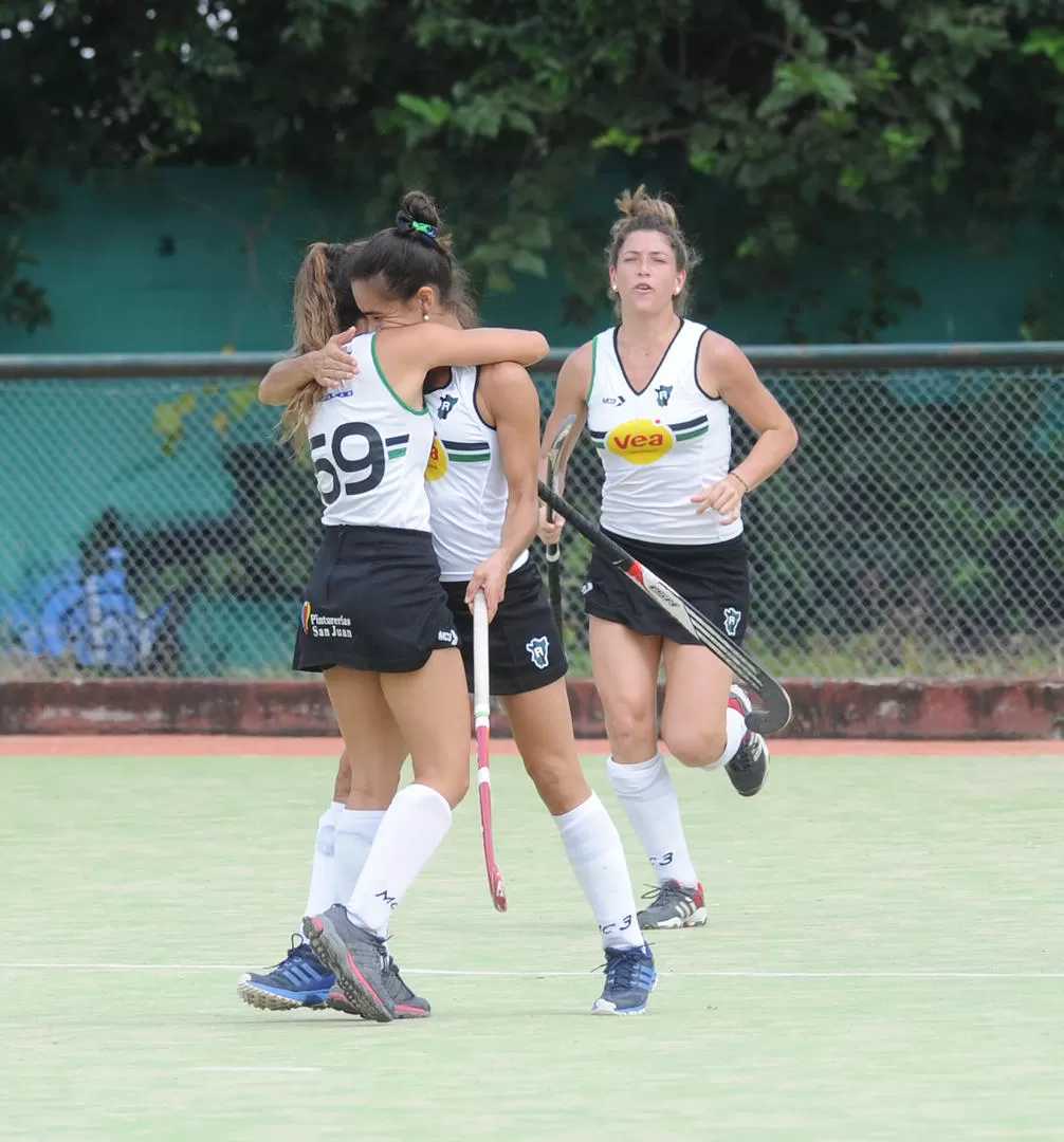 GOLEADORAS. Totongi (centro) y Martínez (atrás) marcaron dos tantos cada una. 