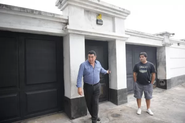 Vecinos afirman que Espeche los agredió