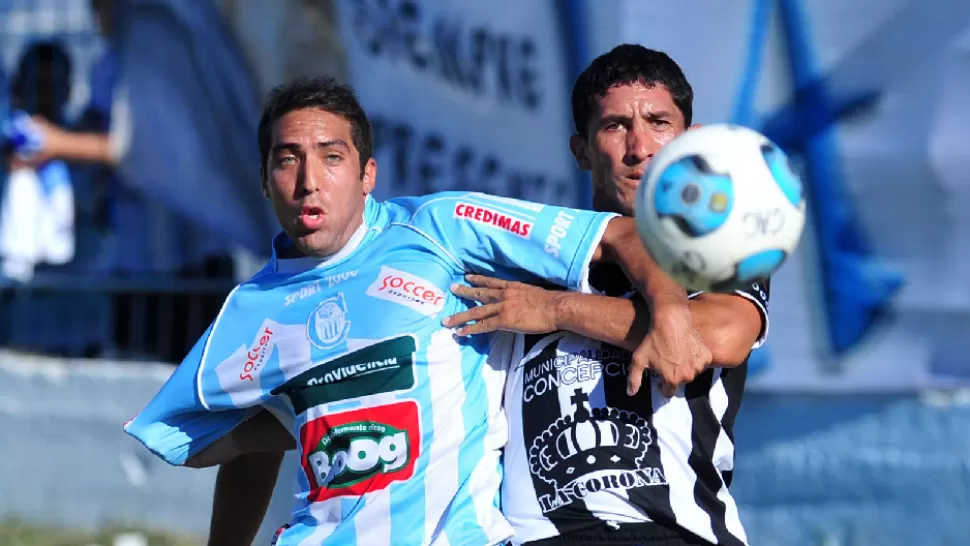 MANO A MANO. Atlético Concepción no pudo quebrar el 0 ante Concepción FC pese a que tuvo la pelota todo el partido pero sin ideas claras. Empataron 0-0. FOTO DIEGO ARAOZ / LA GACETA