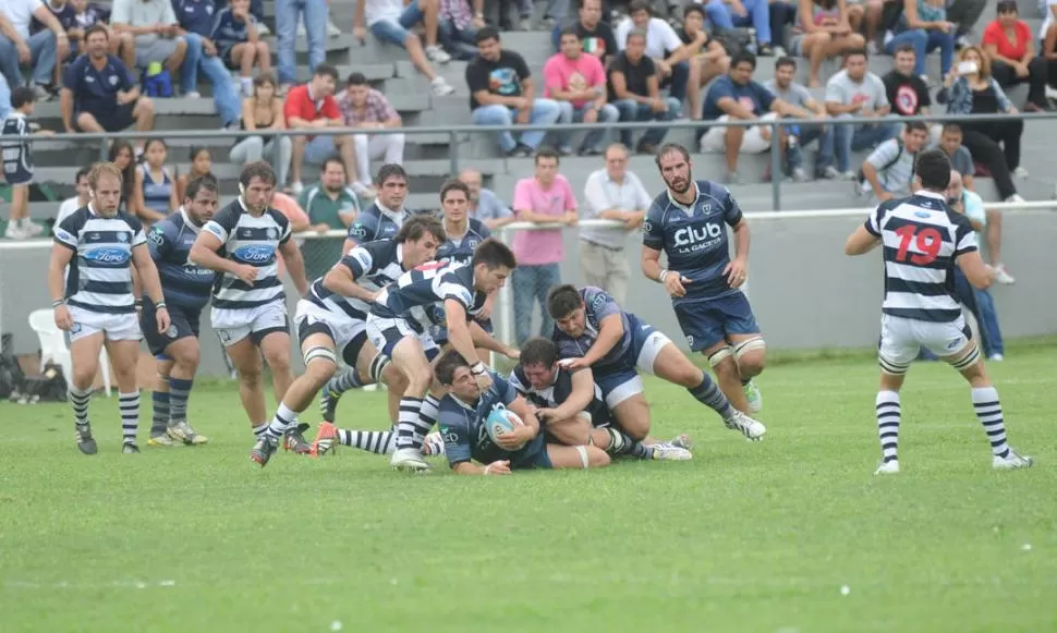 CUIDAR LA PELOTA. Despojado de ella en todo el primer tiempo, Uni se adueñó de la guinda a fuerza de scrum y tackles. 