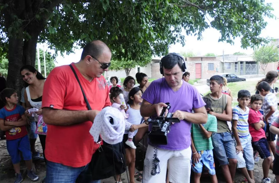 HACEDORES DE PELÍCULAS. Fabio Junco y Julio Midú llevan años recorriendo con su cámara barrios, pueblos y ciudades de todo el país. LA GACETA / FOTOS DE ANALÍA JARAMILLO