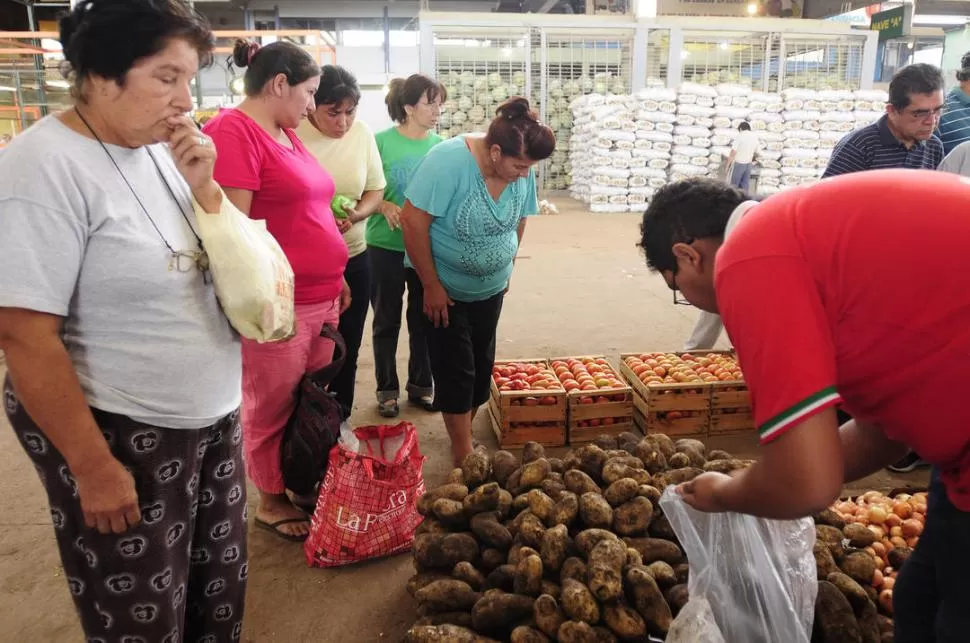 PRECIO JUSTO. Las vecinas del barrio Costanera Norte recorrieron los pasillos del Mercofrut en busca de buenas ofertas. Compartieron la mercadería. LA GACETA / FOTO DE ANALÍA JARAMILLO