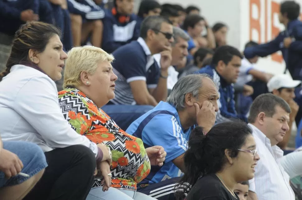 TENSIÓN. Los padres estaban nerviosos pero aplaudieron a todos tras los partidos. 