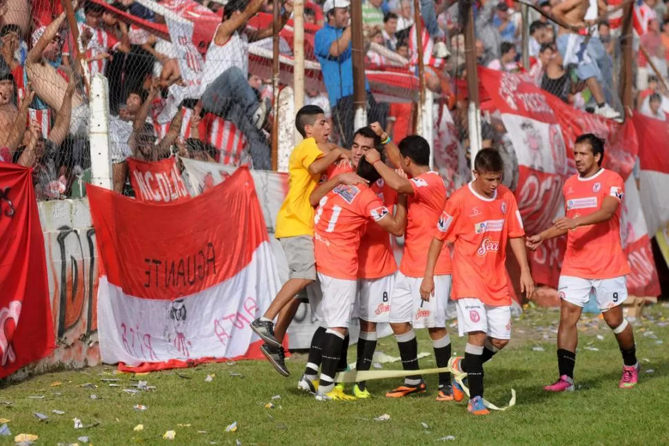 FESTEJO. Olmos es felicitado tras convertir el primer gol para Bella Vista. 