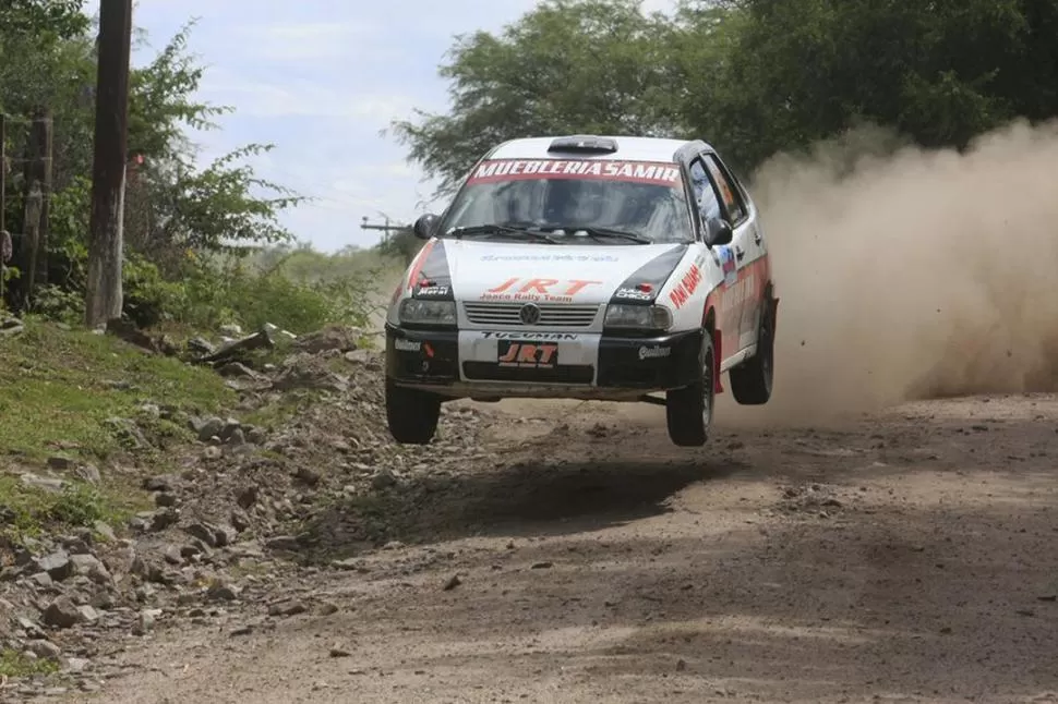 UN TANQUE. La robustez del VW Polo que pilotea Assaf se luce en cada camino de tierra y en los saltos la postal es ideal. 