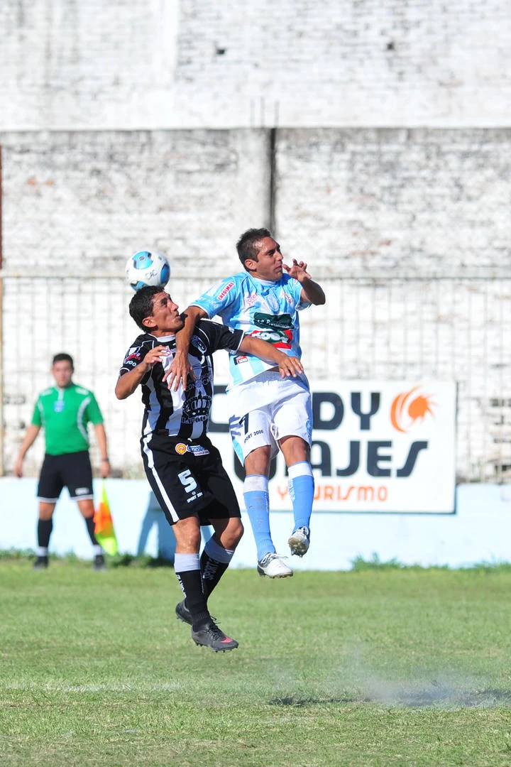 PURA FRICCIÓN. Walter Arrieta y Claudio González pelean en el aire por la pelota. 