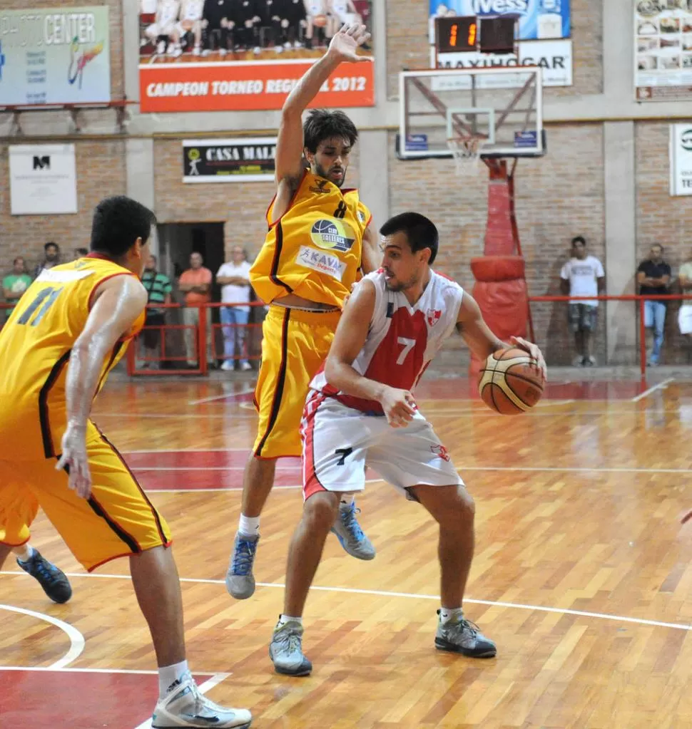 UNA ACTUACIÓN SIN FISURAS. Juan Cognini ante la marca de Gastón García.  